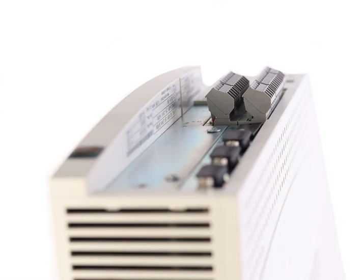 Высокопроизводительный многоосевой сервопривод Lenze EVF9321-EV.