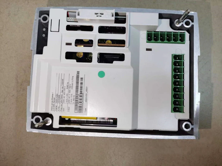 Высокопроизводительный многоосевой сервопривод Lenze E82MV551_4B001.