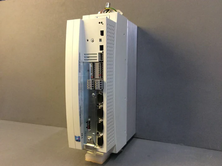 Высокопроизводительный многоосевой сервопривод Lenze EVS9323-ETV004.