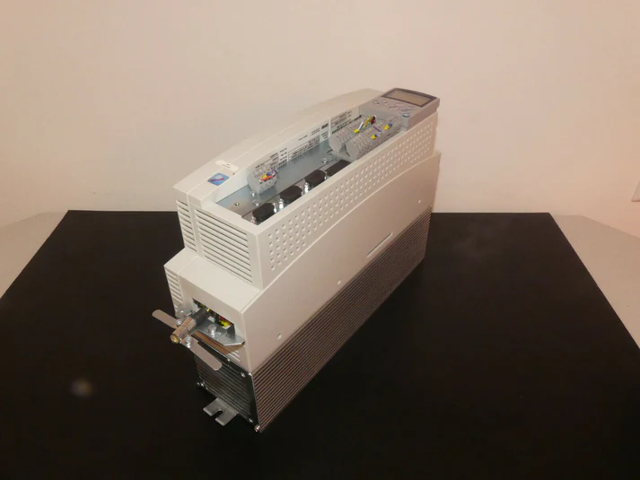 Высокопроизводительный многоосевой сервопривод Lenze EVF8604-E-V003.