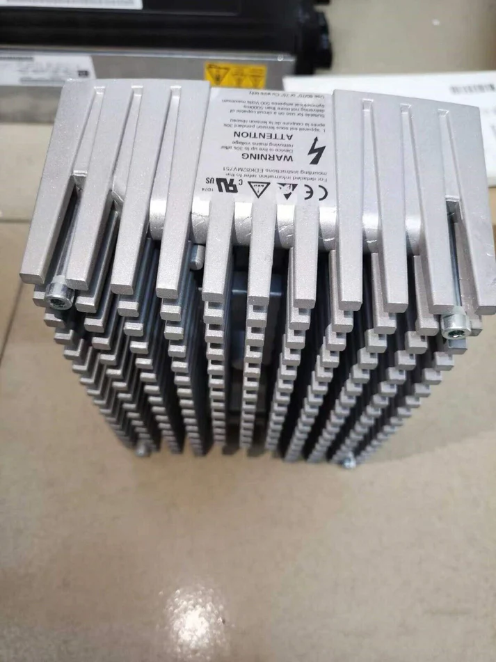 Высокопроизводительный многоосевой сервопривод Lenze E82MV551_4B001.