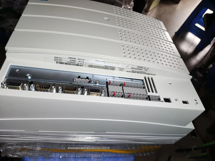 Высокопроизводительный многоосевой сервопривод Lenze EVS9329-EPV004.