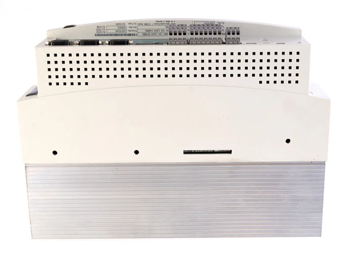 Высокопроизводительный многоосевой сервопривод Lenze EVF9321-EV.