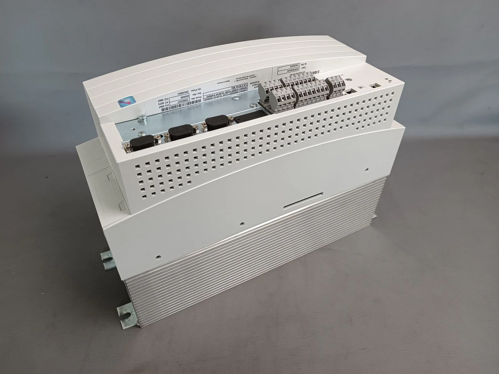 Высокопроизводительный многоосевой сервопривод Lenze EVF9322-EVV004.