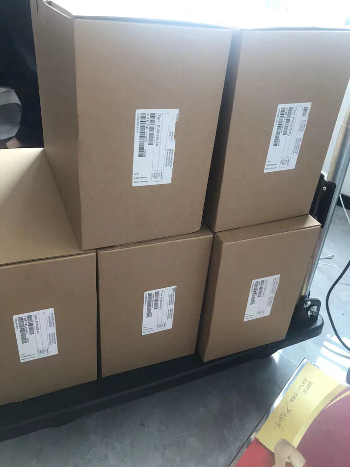 Высокопроизводительный многоосевой сервопривод Lenze EVS9321-ESV004.