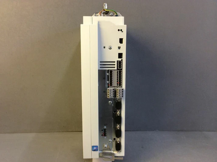 Высокопроизводительный многоосевой сервопривод Lenze EVS9323-ETV004.