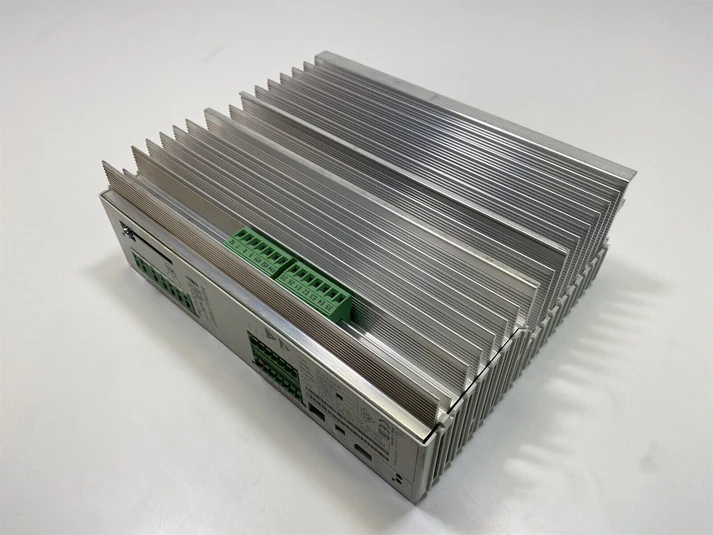 Высокопроизводительный многоосевой сервопривод Lenze EVF8201-E.