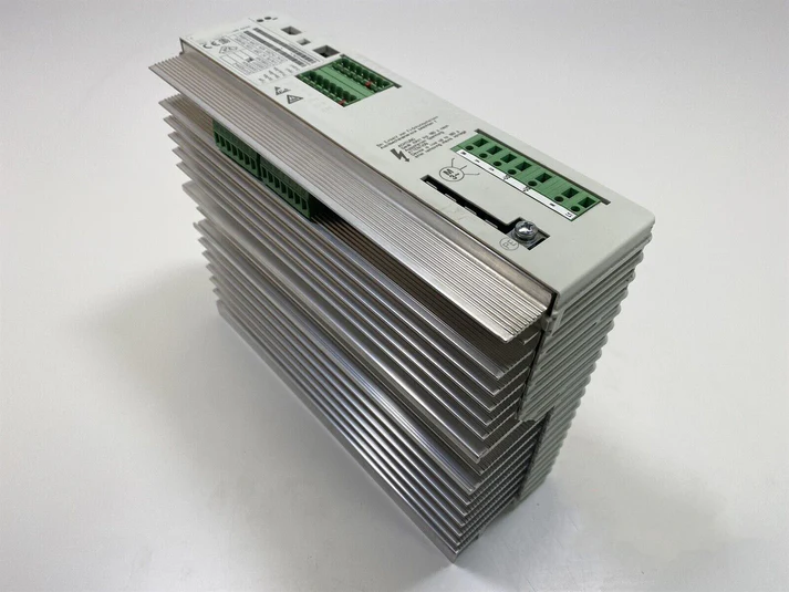 Высокопроизводительный многоосевой сервопривод Lenze EVF8201-E.