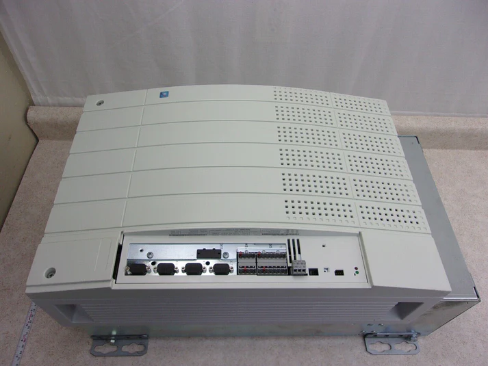 Высокопроизводительный многоосевой сервопривод Lenze EVF9330-EV.