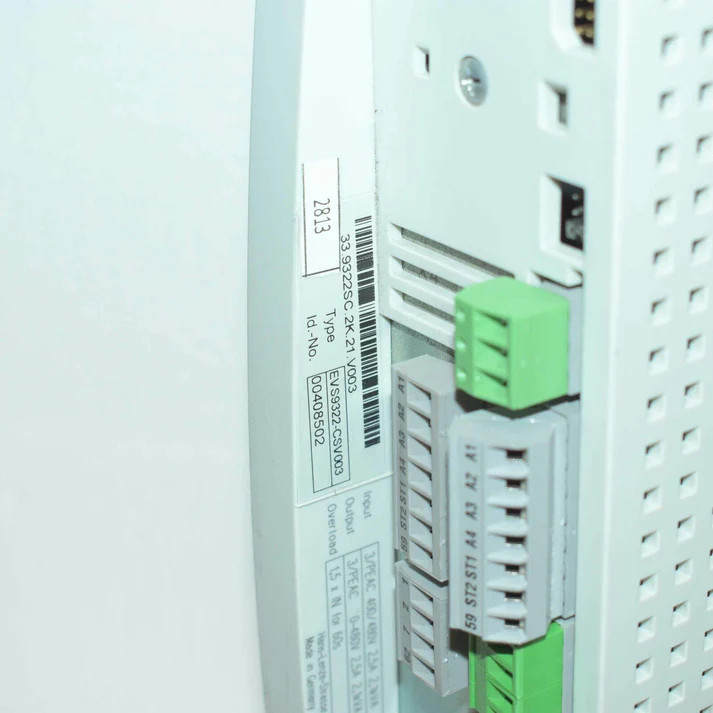 Высокопроизводительный многоосевой сервопривод Lenze EVS9322-CSV003.