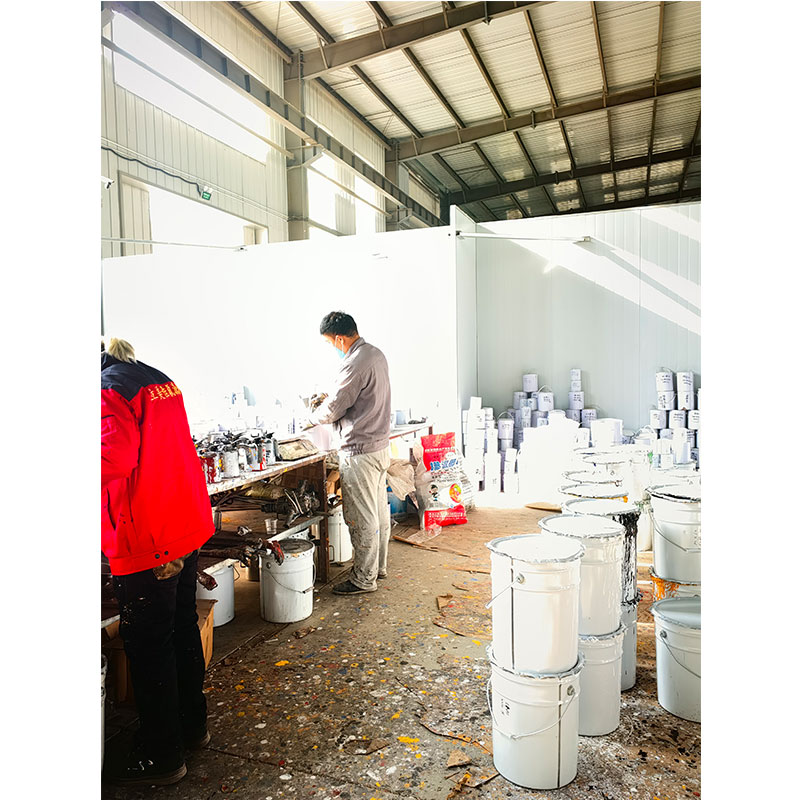 Утренний свет возвещает о новом этапе, производство в самом разгаре! В производственном цехе компании Shandong Lanmi Coatings звучит симфония напряженной работы.