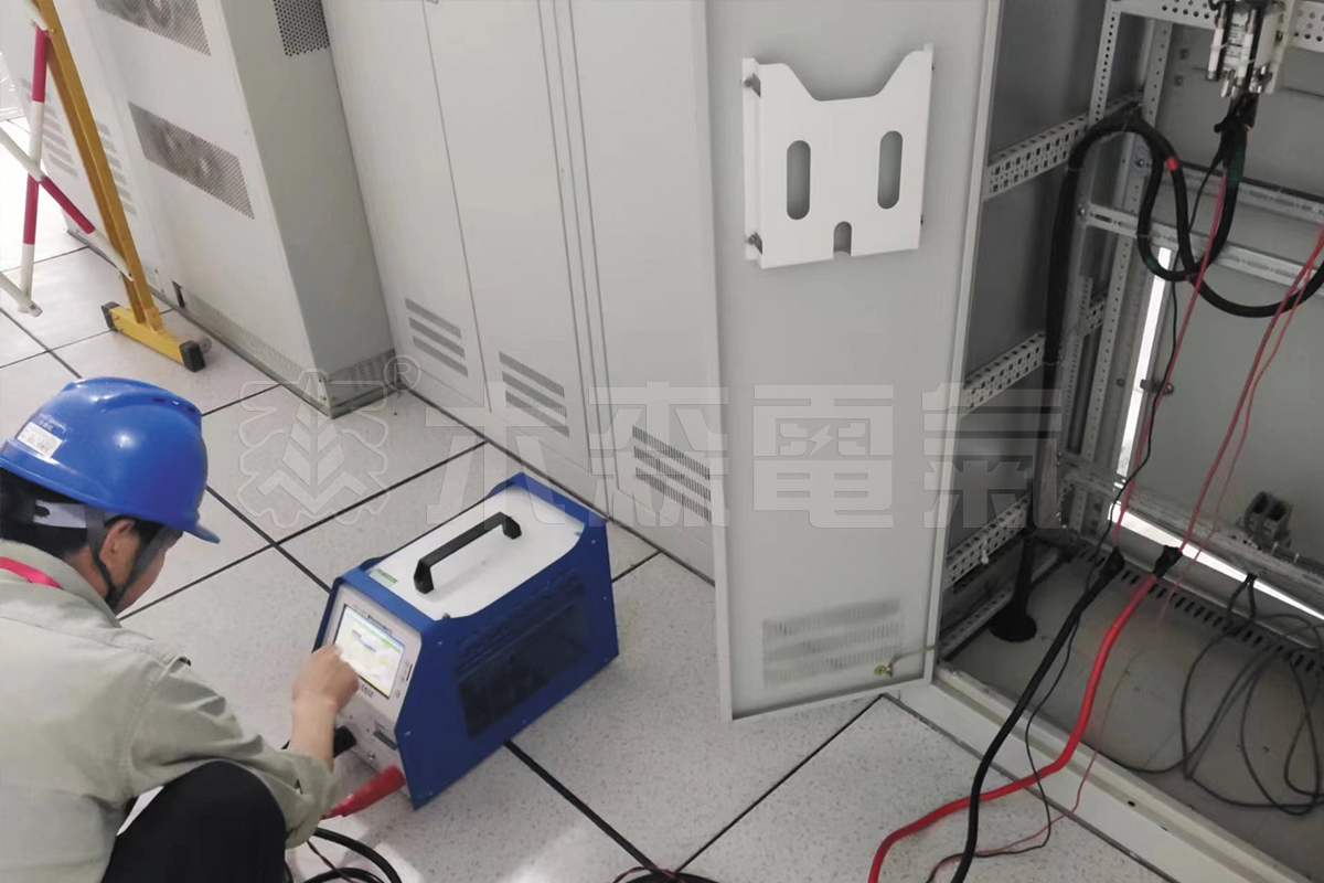 Прылада бесперабойнага сілкавання – тэстар зарадкі і разрадкі акумулятара