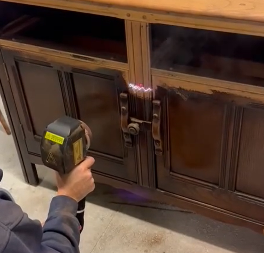 Ручной импульсный лазерный очиститель мощностью 300 Вт для чистки деревянной мебели.