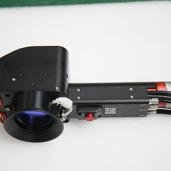 Ручной импульсный лазерный очиститель мощностью 300 Вт для чистки деревянной мебели.