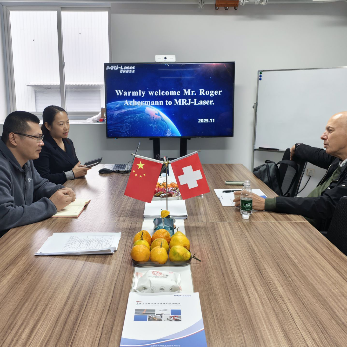Визит швейцарских партнёров на завод MRJ-Laser в Чэнду: углублённое обучение и перспективы сотрудничества