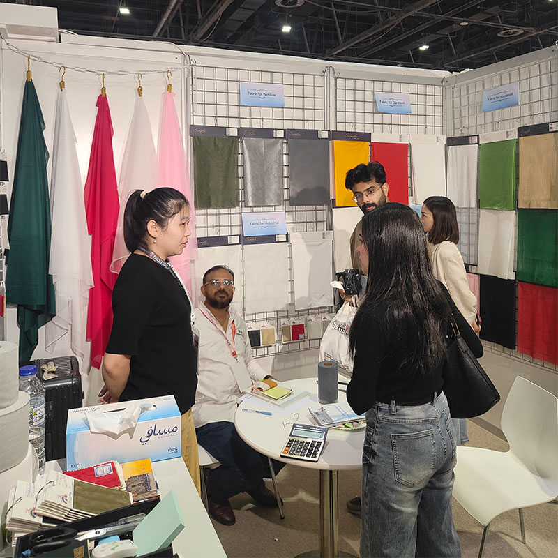 На 20-й выставке тканей в Дубае: компания Shijiazhuang Qicai Knitting привлекает внимание разнообразной продукцией.