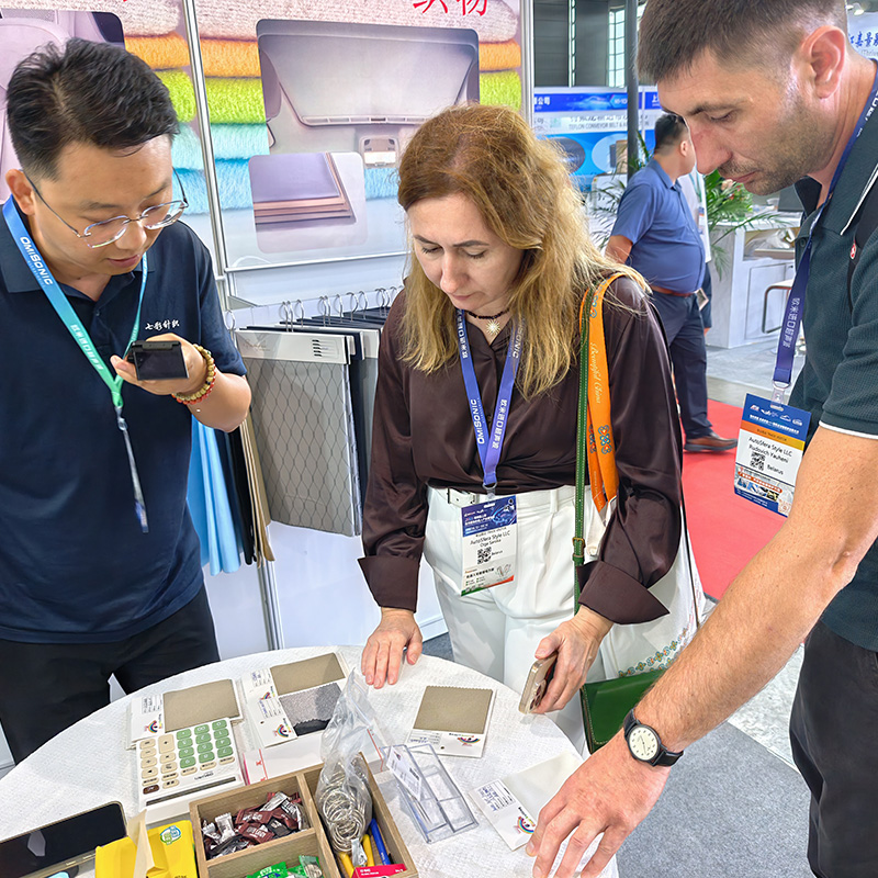 Компания Shijiazhuang Qicai Knitting представила весь ассортимент своих трикотажных тканей на Шанхайской международной выставке автомобильных интерьеров и экстерьеров 2026 года, привлекая внимание как отечественных, так и зарубежных покупателей.