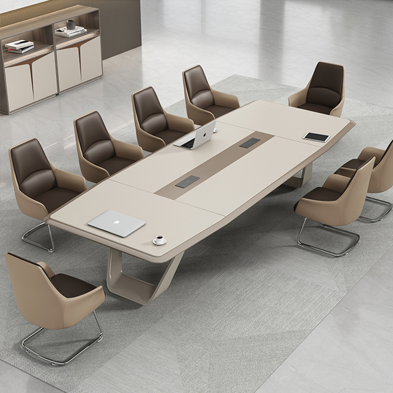Современный минималистичный конференц-стол на десять человек, со встроенными розетками, изготовлен из ДСП/многослойной древесно-стружечной плиты и предназначен для офисных конференц-залов.