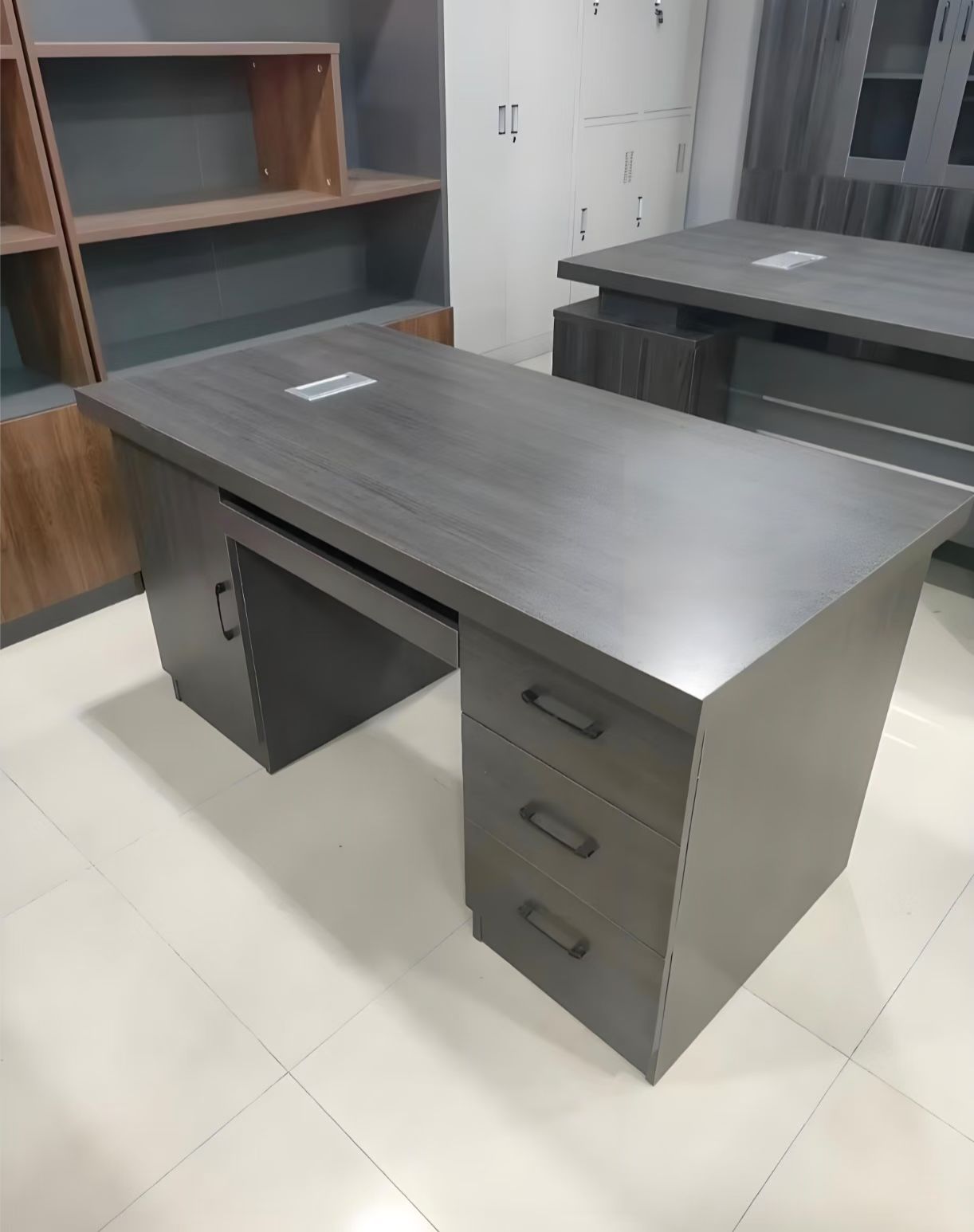 Одноместный стол, подходящий для различных сценариев использования.