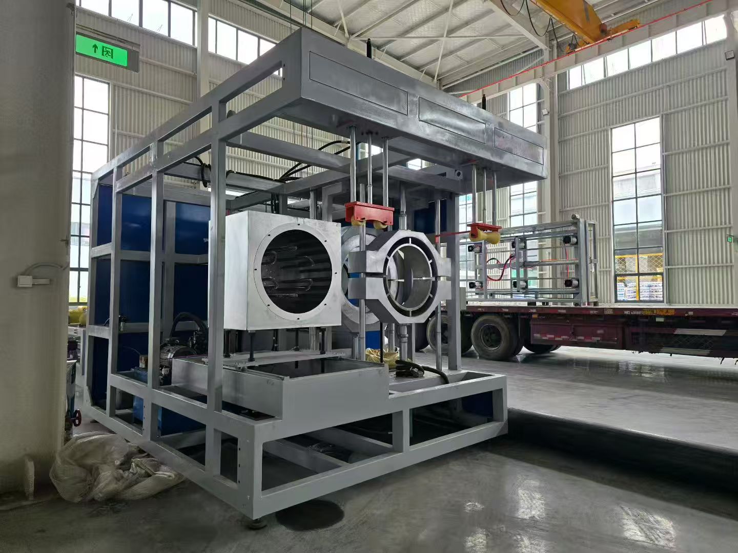 Ключевое обновление на предприятии Shandong Kangyu Pipeline: крупногабаритное оборудование HDPE-1600 успешно прибыло на завод, прорыв в производственных мощностях и технологиях