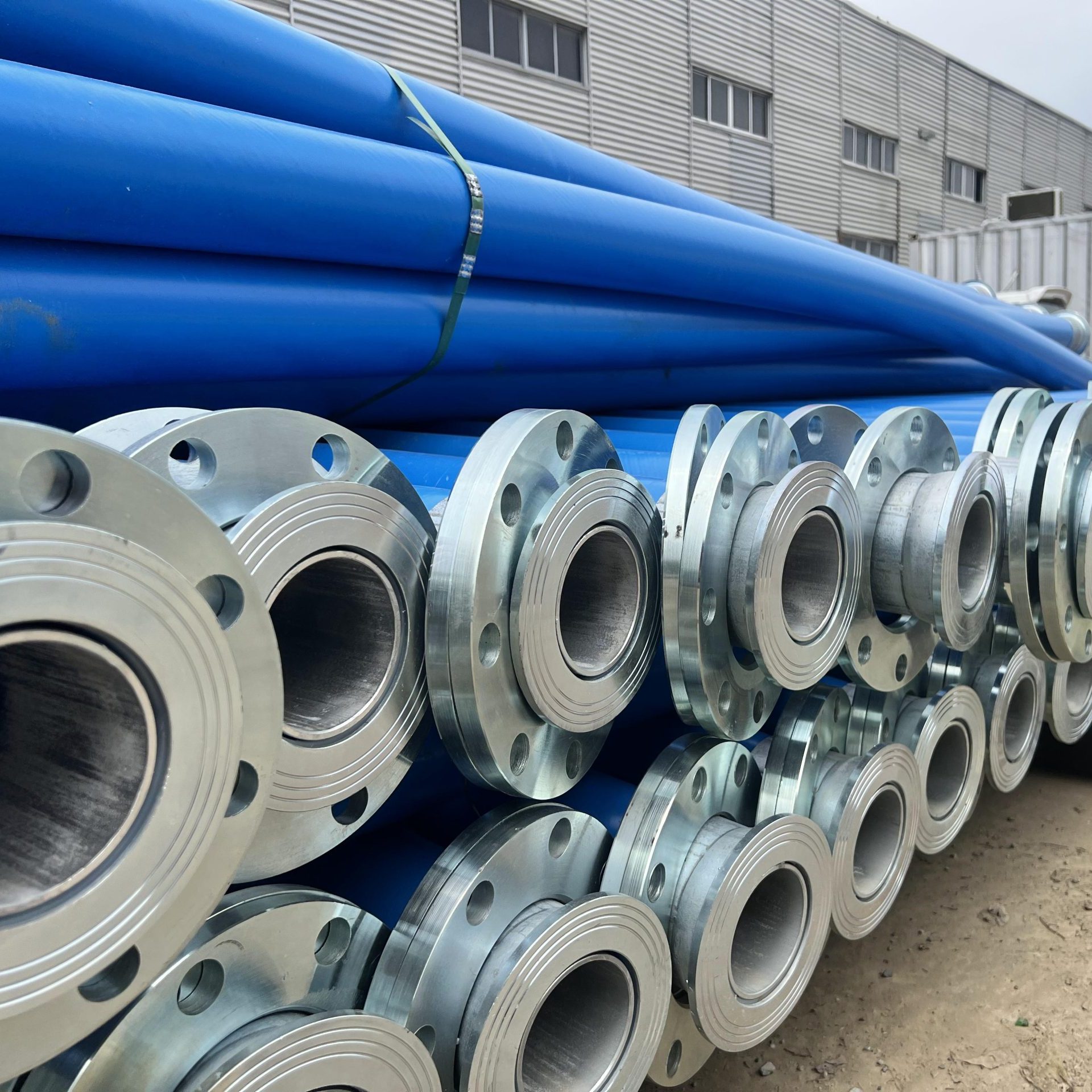 Трубопровод с композитной оболочкой из HDPE и стальной сеткой для горных работ