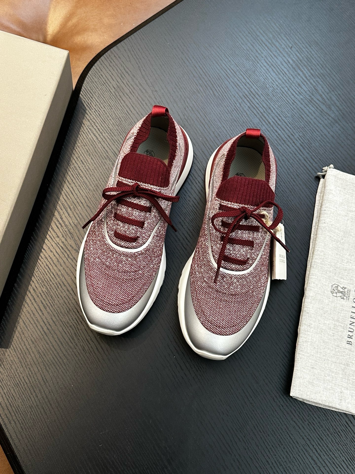 Мужская обувь, пользующаяся огромным спросом в 2026 году.,классические мужские туфли