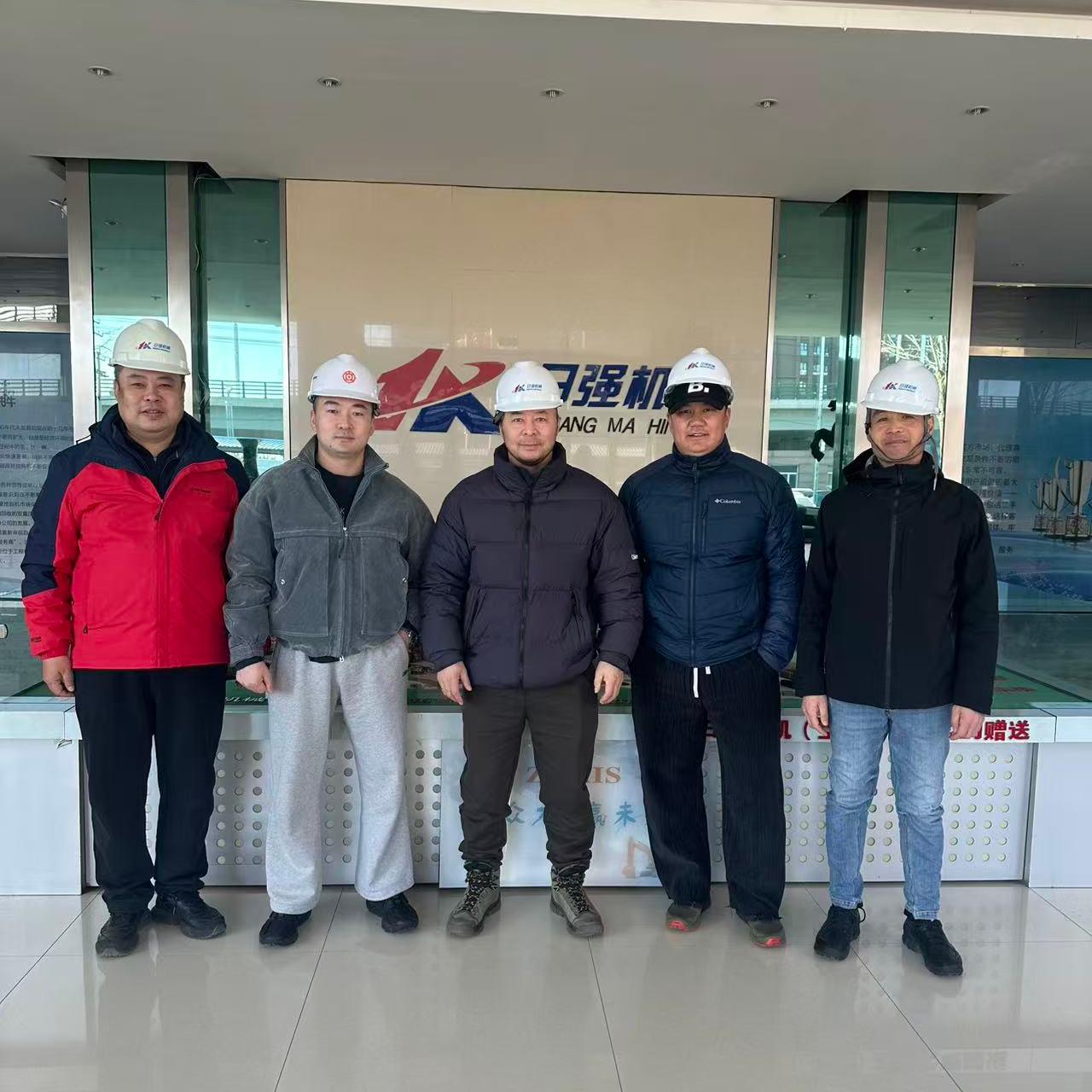 Монголия и Китай объединяют усилия, чтобы начать новый путь  — Клиенты из Монголии посещают нашу компанию для ознакомления с ассортиментом экскаваторов, предлагаемых для продажи и восстановления.22