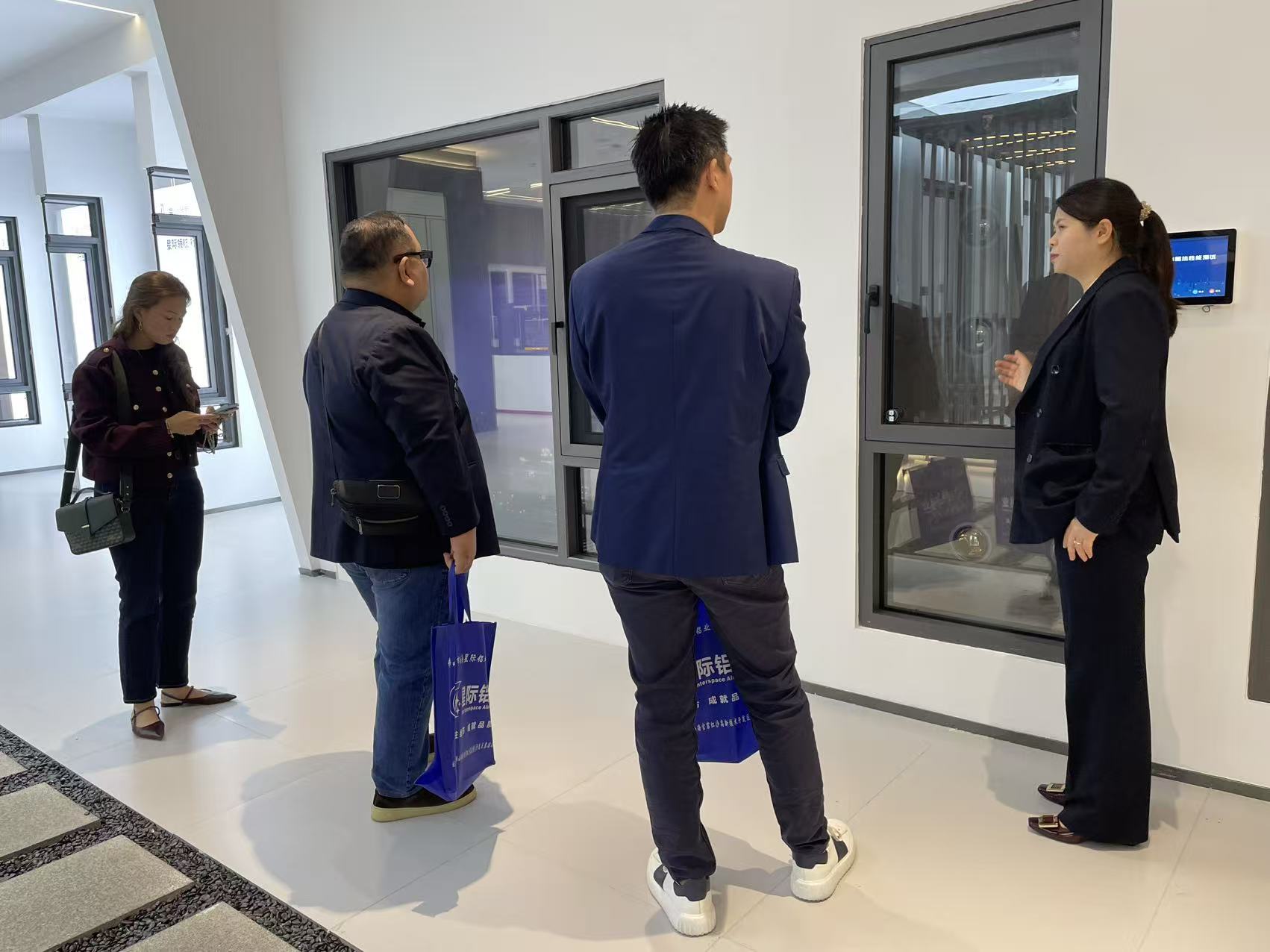 Отзывы клиентов исключительно положительные! Качественные и экономичные двери и окна открывают новый уровень комфорта.