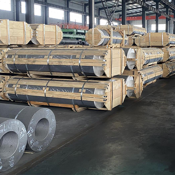 Какую ключевую роль играют графитовые стержни в процессе электролиза?