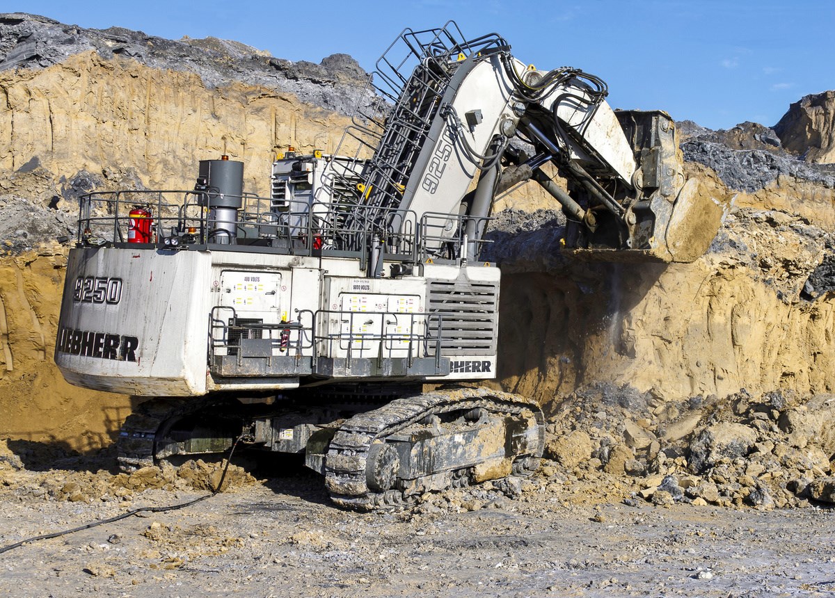 LIEBHERR R9250 MINING EXCAVATOR