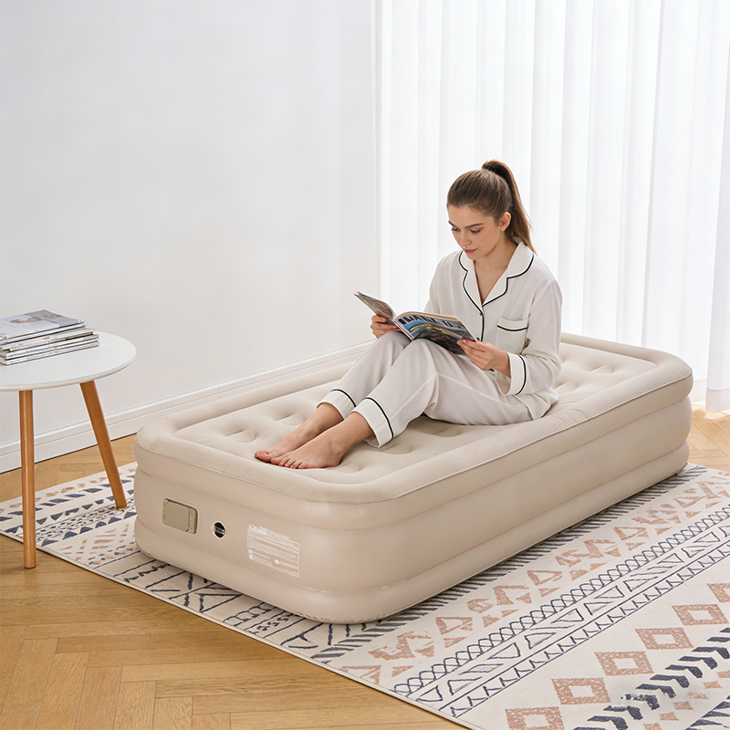Надувная кровать с велюровым покрытием