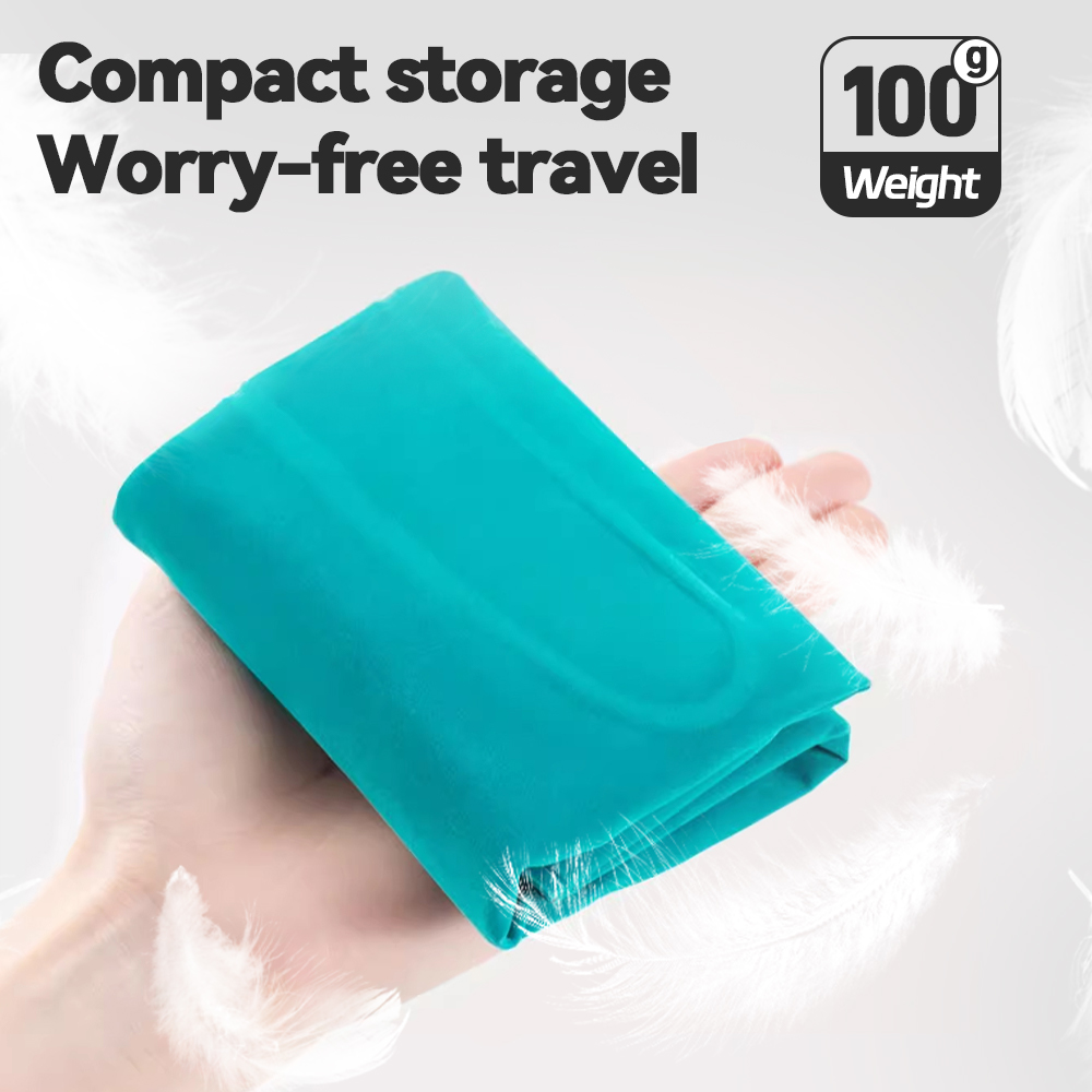 Квадратная велюровая подушка с помпой