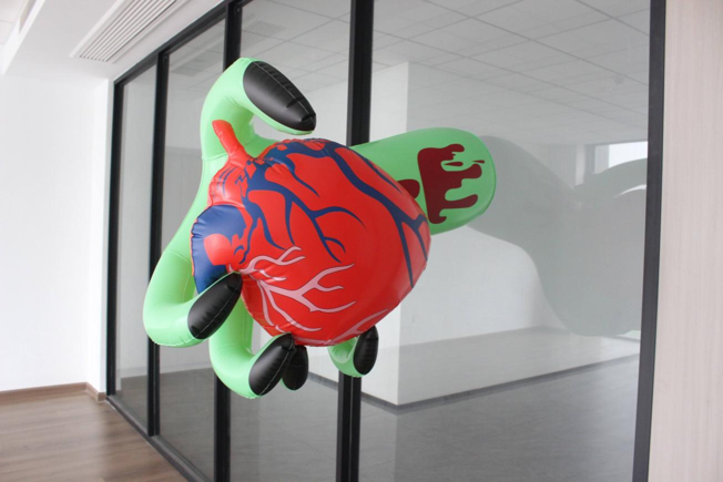 Надувные окровавленные руки