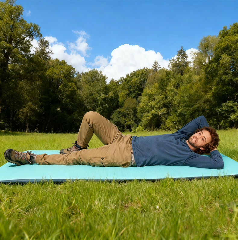 Надувной кемпинговый коврик