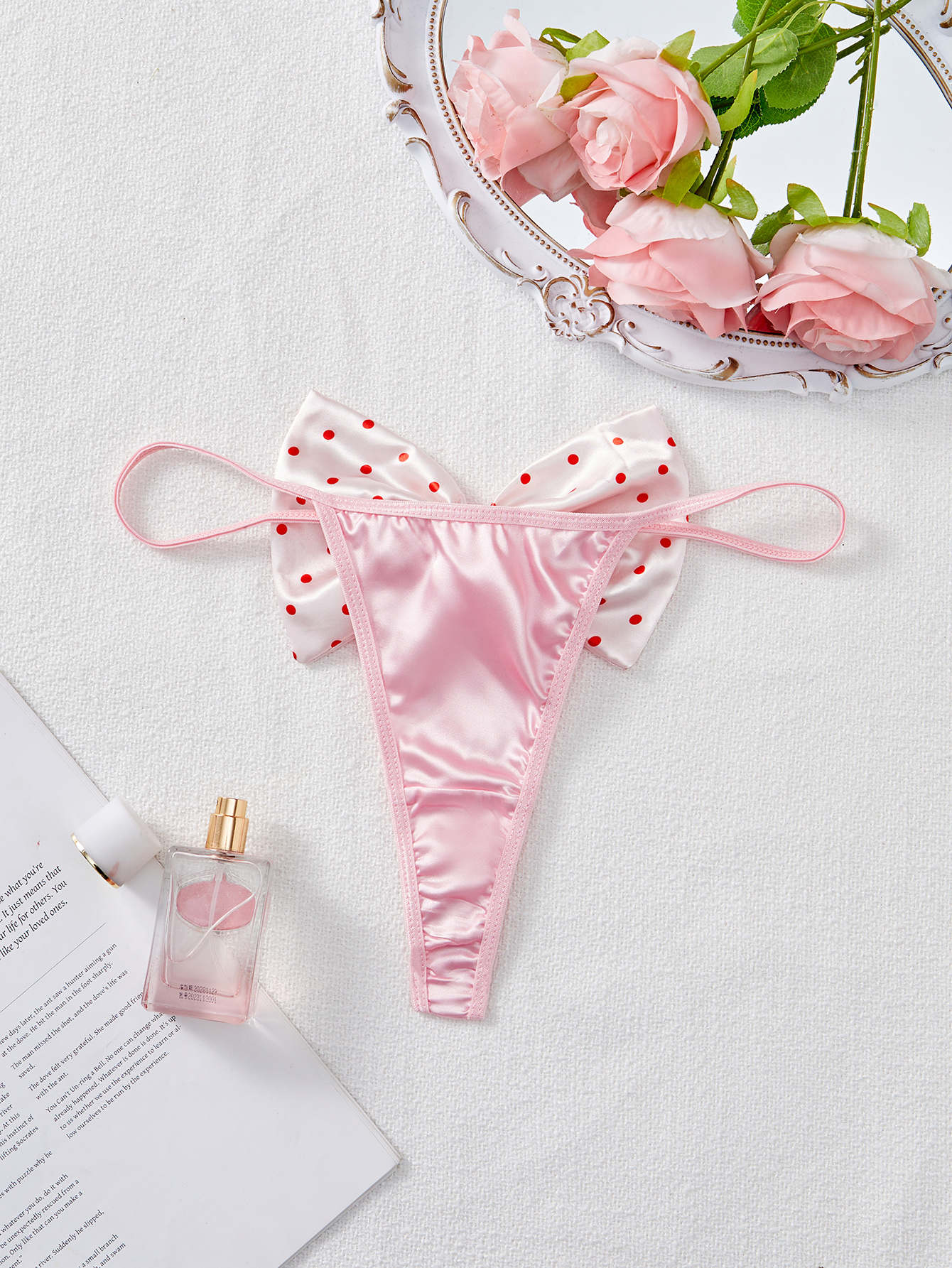 Стильные розовые стринги из атласа с большим бантом в красный горошек