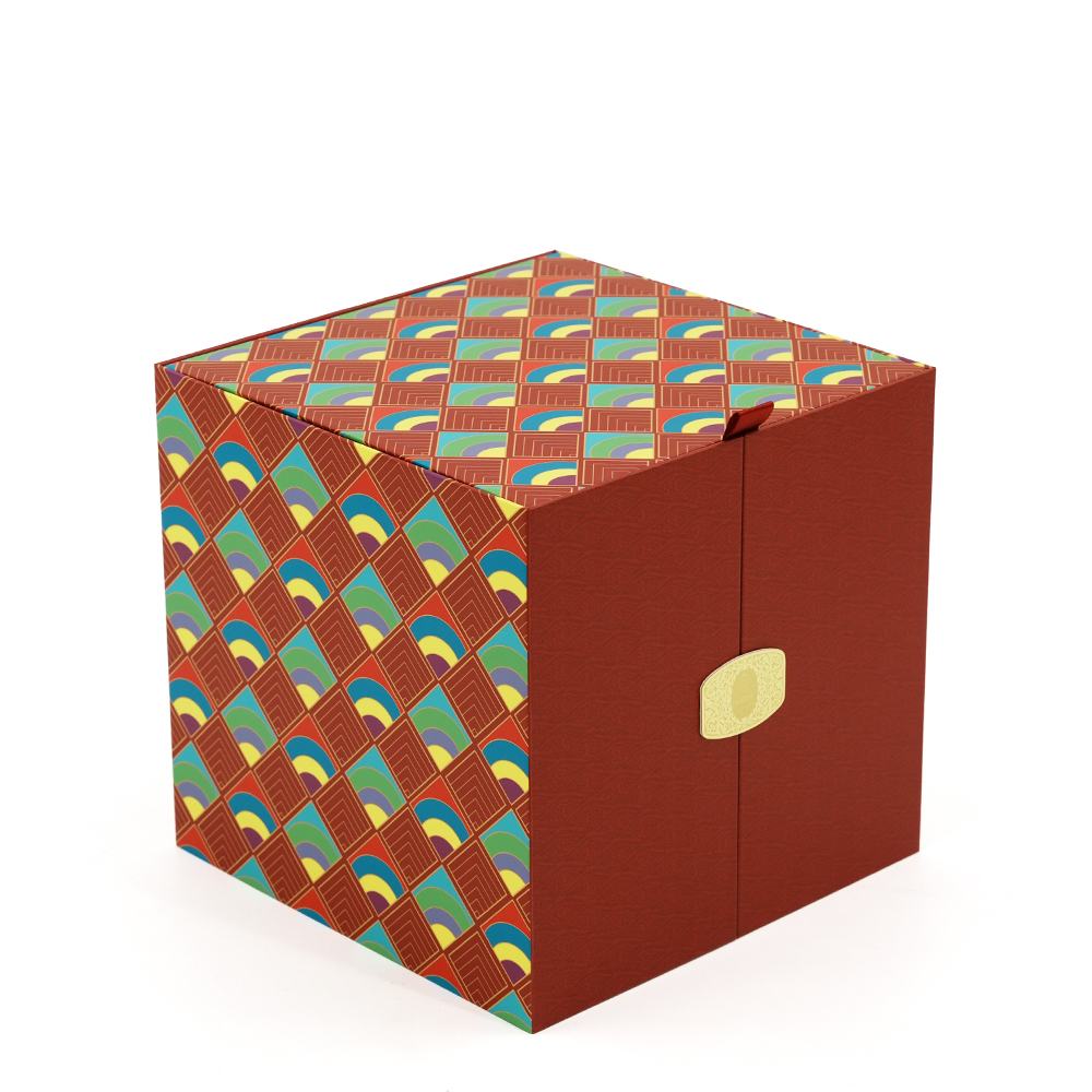 Китай Новый дизайн квадратной бумажной коробки, высококачественная специальная упаковка для ювелирных изделий, индивидуальная роскошная упаковка для ювелирных изделий с логотипом - Гуанчжоуское ООО по печатанию “И Сэнь”