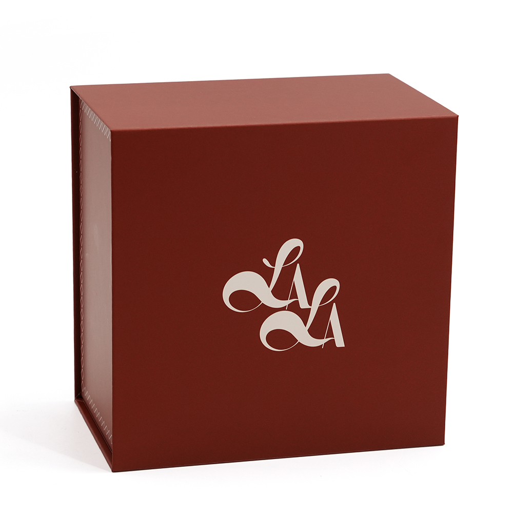 Китай Коробка из картона с индивидуальной печатью логотипа, магнитная застежка, роскошная подарочная коробка из перерабатываемого картона. - Гуанчжоуское ООО по печатанию “И Сэнь”