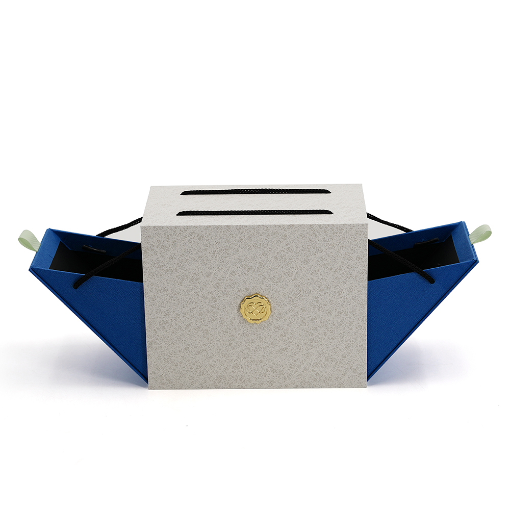 Подарочная коробка класса люкс из плотного картона с двойной дверцей, боковым открыванием и ручкой, с возможностью нанесения логотипа на заказ.