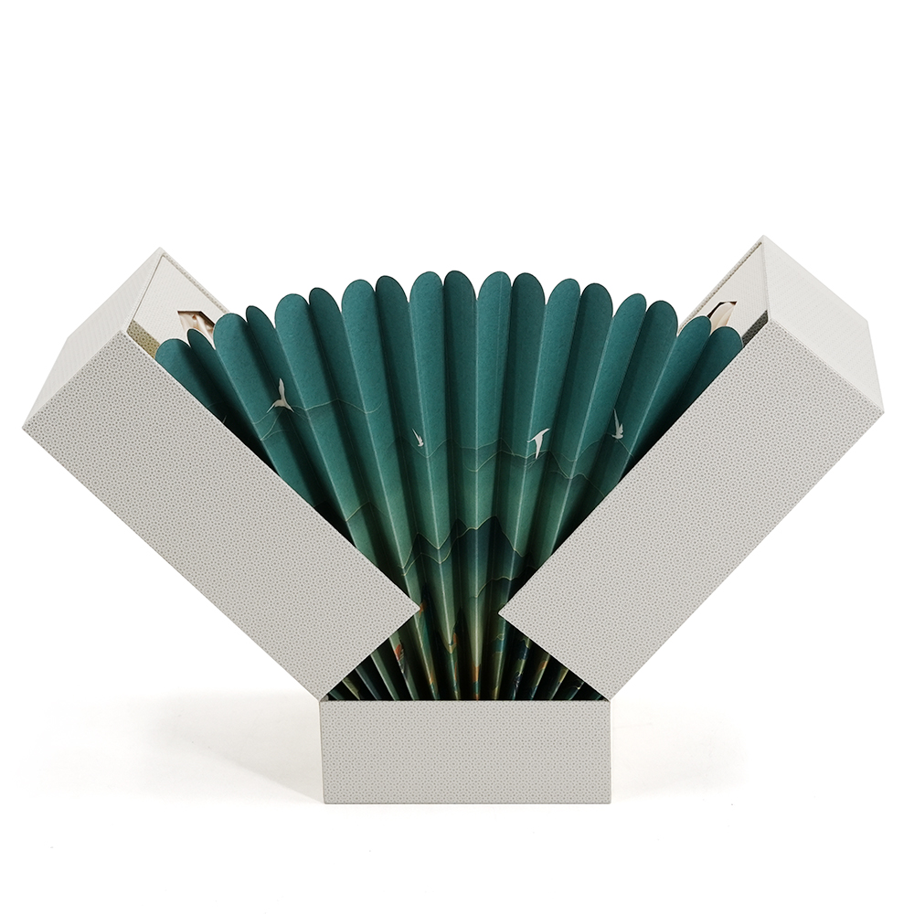 Китай Элитная подарочная коробка из плотного картона на заказ, с двойными распашными дверцами и атласной вставкой. - Гуанчжоуское ООО по печатанию “И Сэнь”