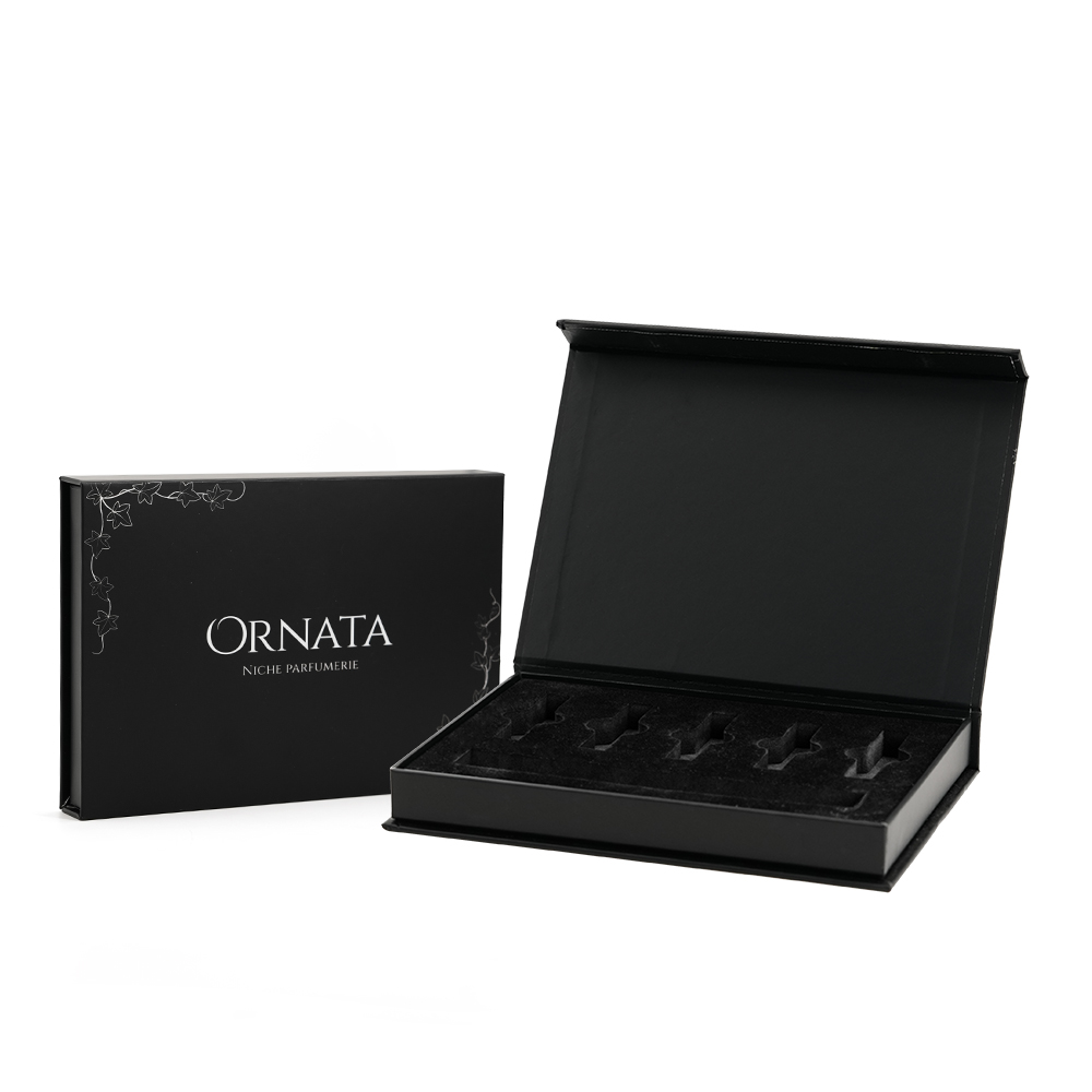 Китай Подарочная коробка в виде книги с индивидуальным логотипом, изготовленная из черного плотного картона, с магнитной застежкой, для упаковки образцов парфюмерии и косметики. - Гуанчжоуское ООО по печатанию “И Сэнь”