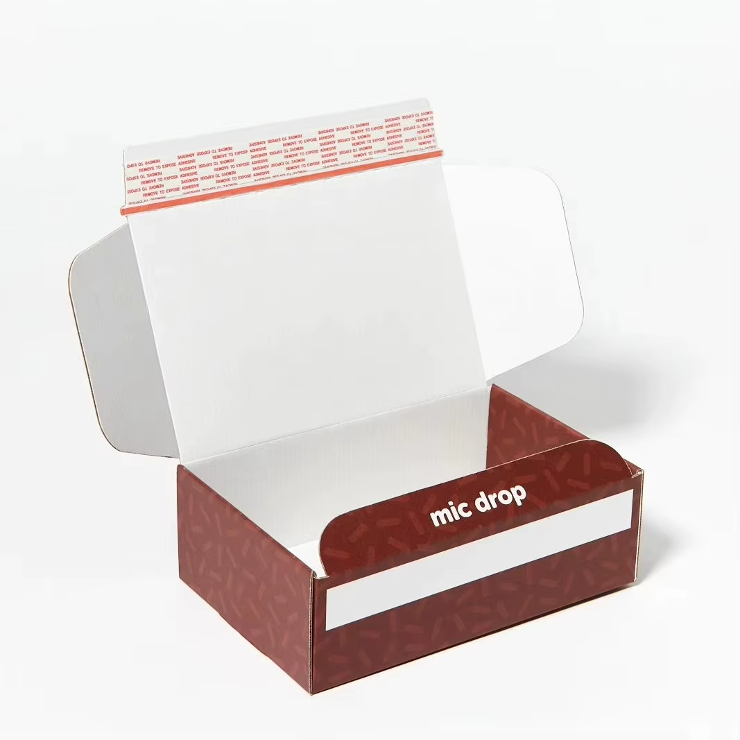 Картонная коробка для почтовых отправлений с индивидуальным логотипом, изготовленная из экологически чистых материалов, с отрывной полосой.