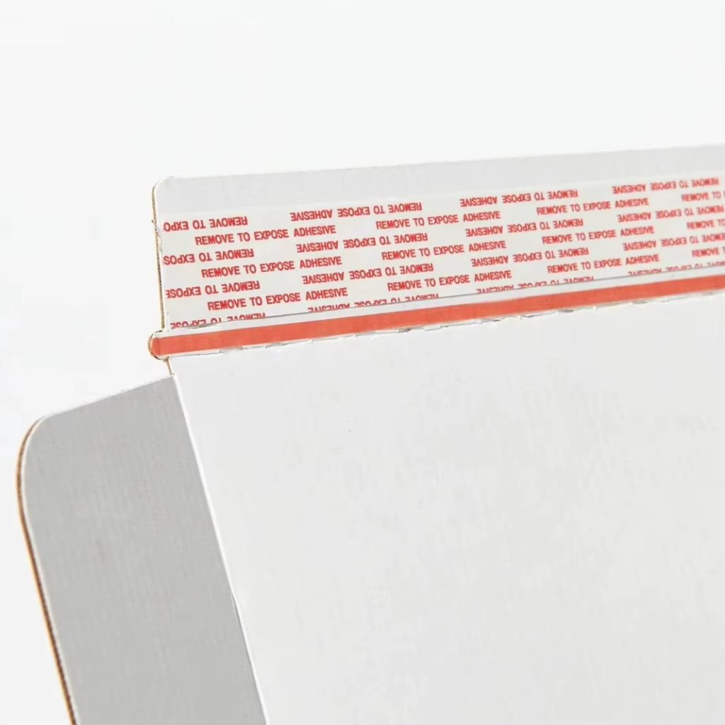 Китай Картонная коробка для почтовых отправлений с индивидуальным логотипом, изготовленная из экологически чистых материалов, с отрывной полосой. - Гуанчжоуское ООО по печатанию “И Сэнь”