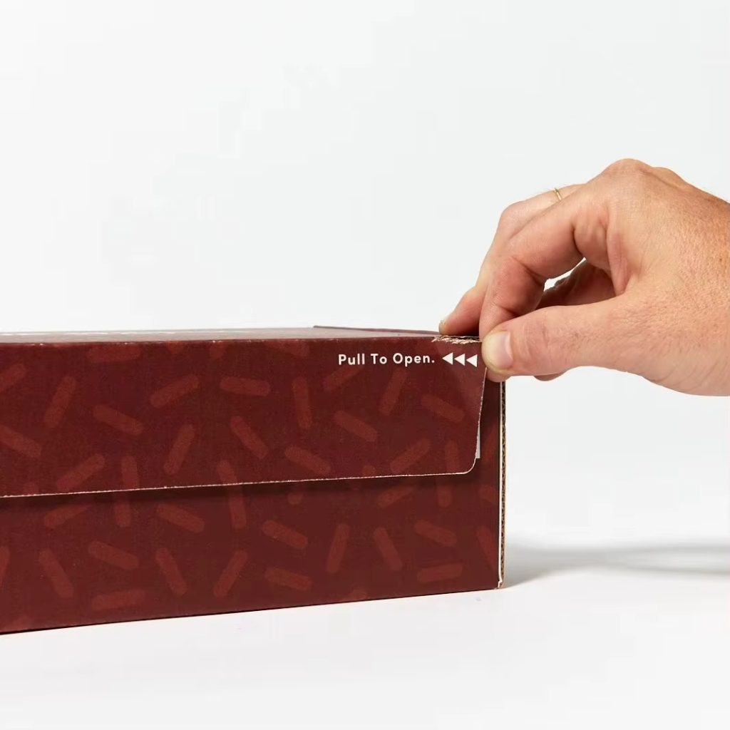 Китай Картонная коробка для почтовых отправлений с индивидуальным логотипом, изготовленная из экологически чистых материалов, с отрывной полосой. - Гуанчжоуское ООО по печатанию “И Сэнь”