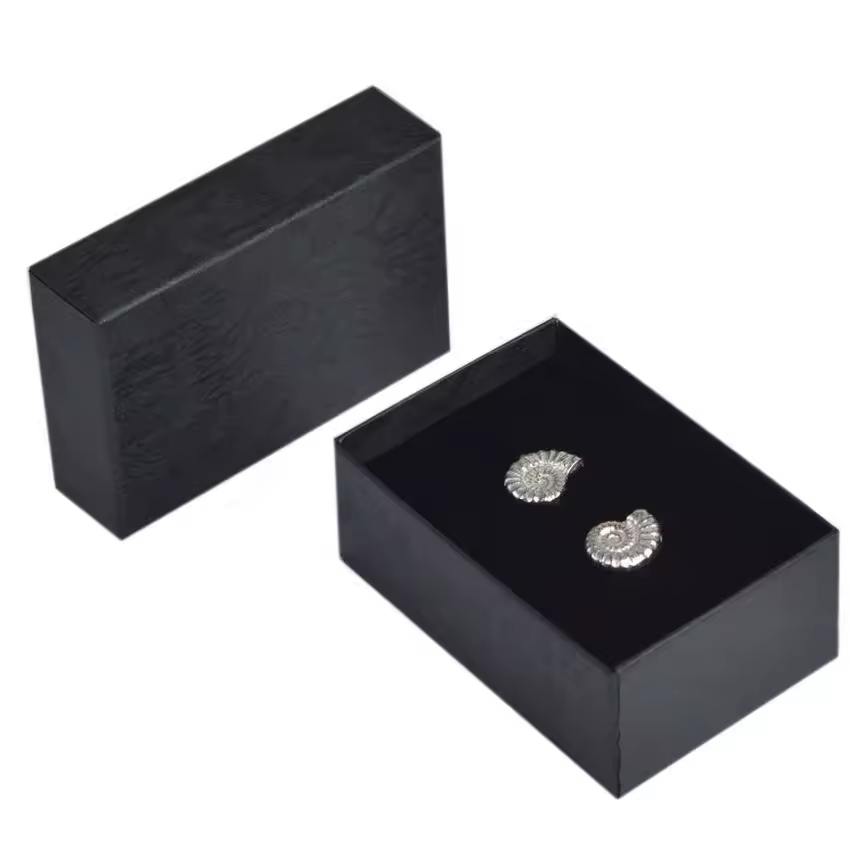 Китай Подарочные коробки из жесткой бумаги с клапаном, изготовленные на заказ, класса люкс, черные, для упаковки ювелирных изделий. - Гуанчжоуское ООО по печатанию “И Сэнь”