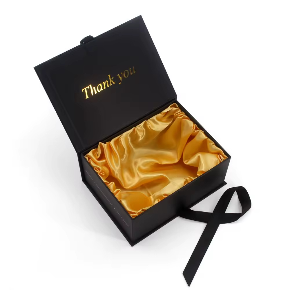 Китай Роскошные черные картонные подарочные коробки с индивидуальным дизайном для париков и одежды, коробки с магнитной крышкой и лентой. - Гуанчжоуское ООО по печатанию “И Сэнь”