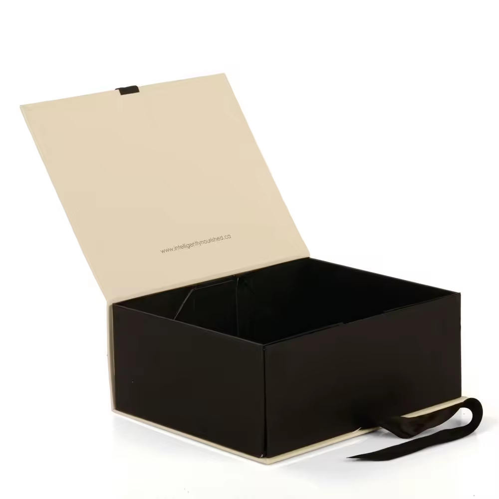 Китай Оптовая продажа картонных коробок для упаковки одежды и подарков нестандартных размеров, высококачественные складные бумажные упаковочные коробки с лентой. - Гуанчжоуское ООО по печатанию “И Сэнь”