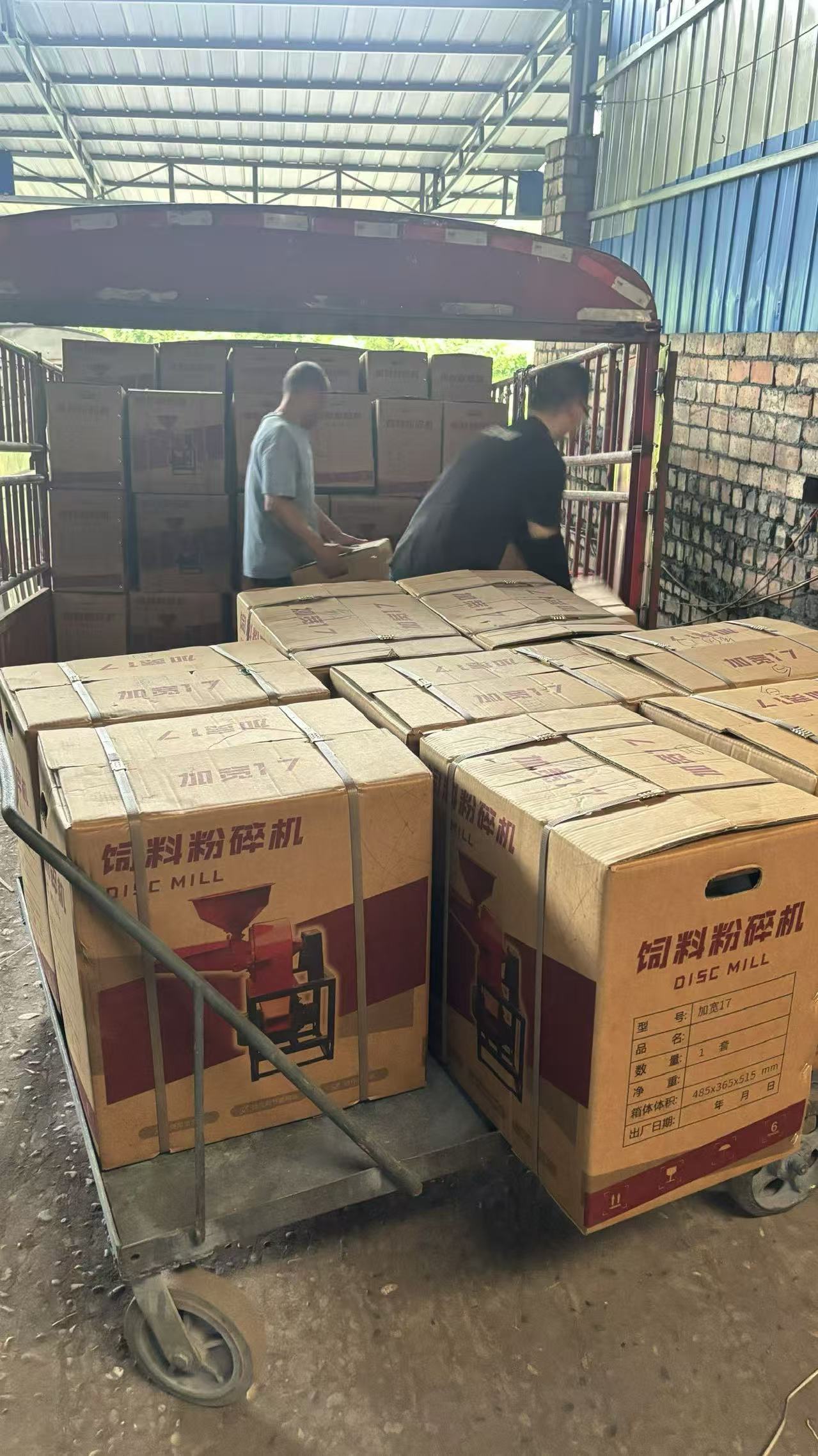 Бурный рост производства и продаж — оживлённая отгрузка! Компания «Jingyan CITIC Machinery» отгружает партию кормодробилок, способствуя повышению качества и эффективности сельского животноводства