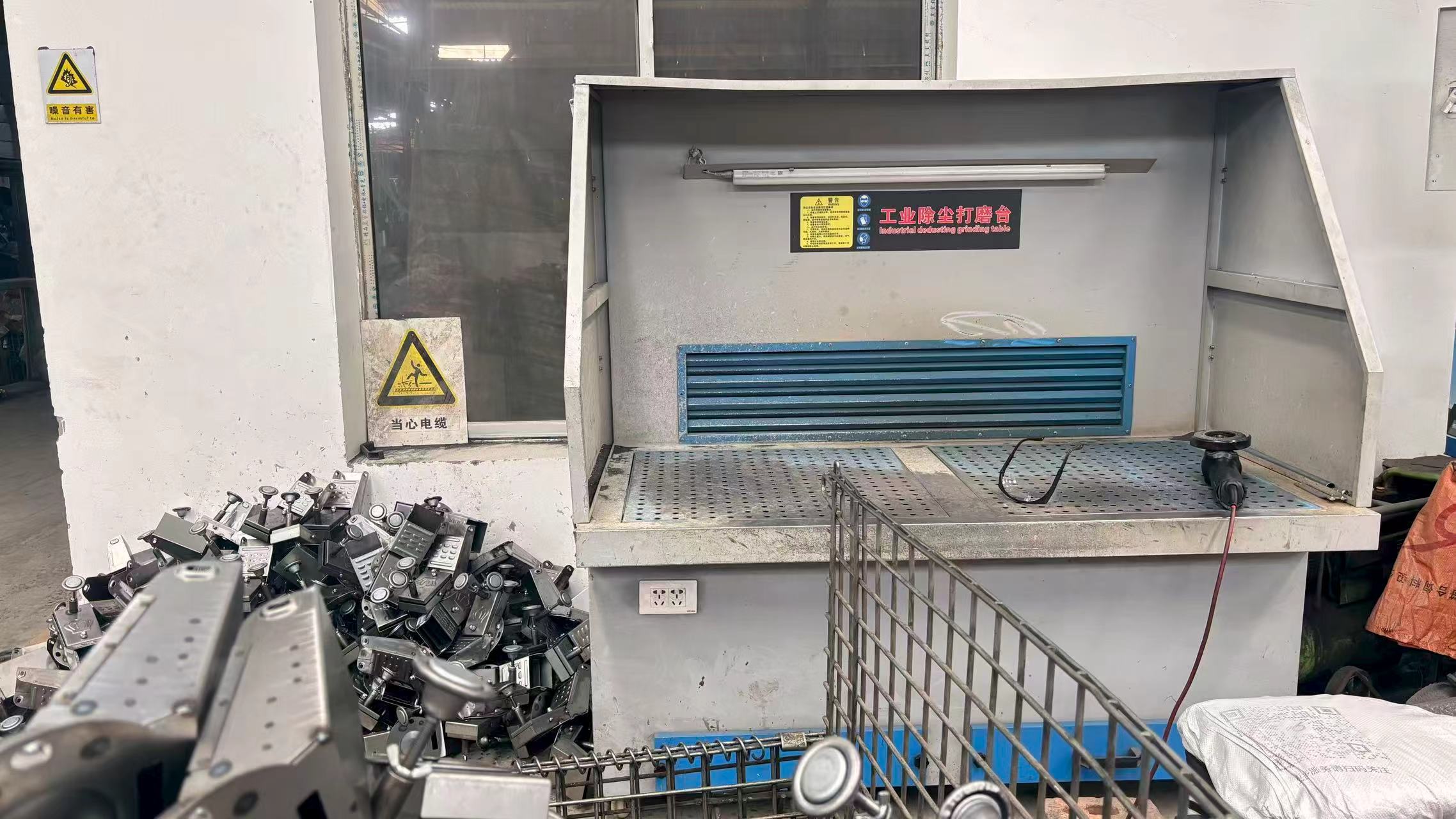 ООО Цзинъянь Чжунсинь Машинное Производство: «Тонкая революция» внутри стола для шлифования с пылеулавливанием — двойная броня экологичности и точности для металлообработки