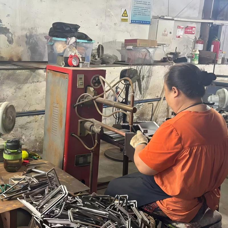 Компания Jingyan Zhongxin Machinery, ориентированная на производство и точное изготовление деталей для сельскохозяйственной техники, уделяет первостепенное внимание своевременной доставке заказов.
