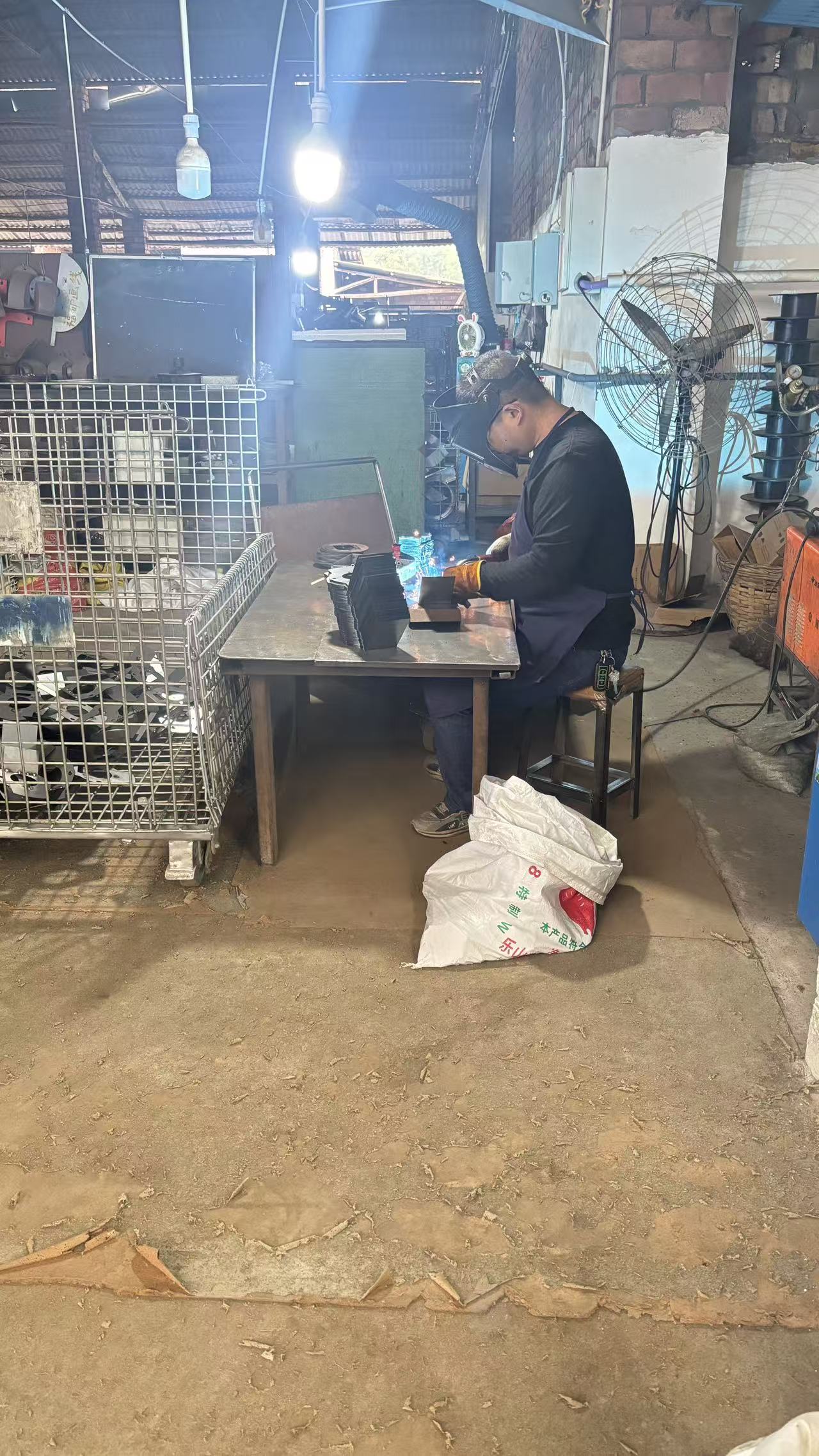 ООО Цзинъянь Чжунсинь Машинное Производство: «Искры наследия» ручной дуговой сварки — прочный фундамент современного машиностроения